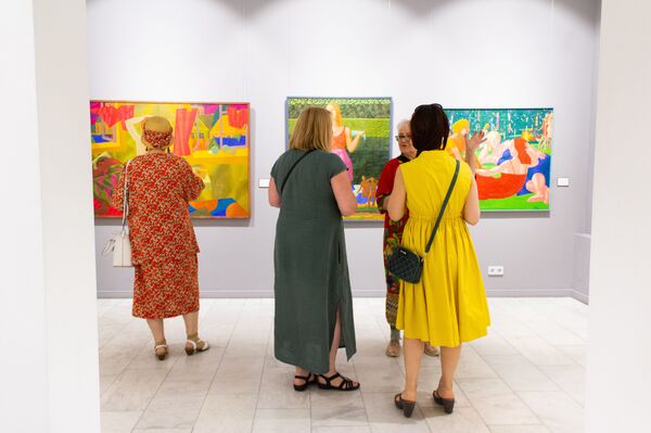 Омезиши фарҳанги тоҷикӣ бо махсусиятҳои масеҳӣ дар наққошиҳои Аъзам Атахонов - Sputnik Тоҷикистон