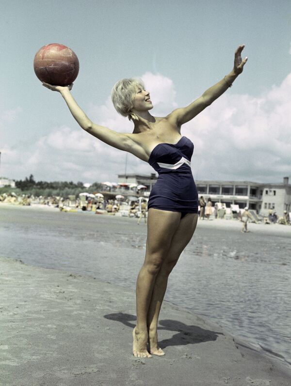 Девушка на пляже в курортном городе Пярну, Эстонская ССР, 1961 год - Sputnik Тоҷикистон