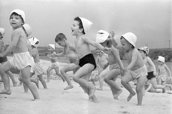 Воспитанники одного из детских садов на днепровском пляже, Украинская ССР, 1966 год - Sputnik Тоҷикистон