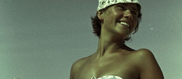 Студентка Регина Маринайтэ на курорте Паланга, 1964 - Sputnik Тоҷикистон