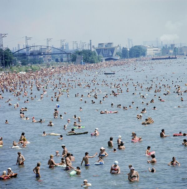 Городской пляж вблизи завода Азовсталь на побережье Азовского моря, 1978 год - Sputnik Тоҷикистон