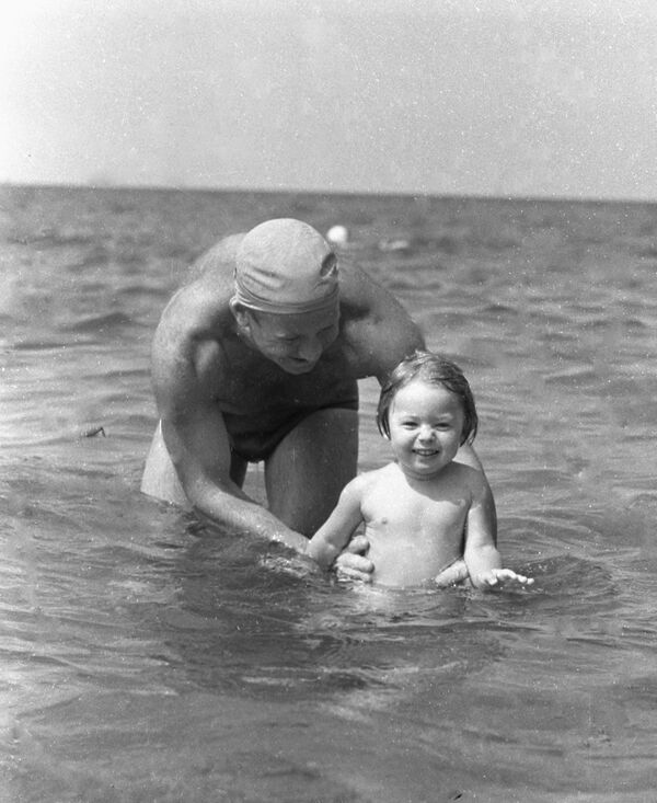 Алексей Леонов купается с дочерью Викой в Черном море, 1967 год - Sputnik Таджикистан