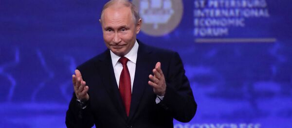 Президент РФ В. Путин на Петербургском международном экономическом форуме - Sputnik Тоҷикистон