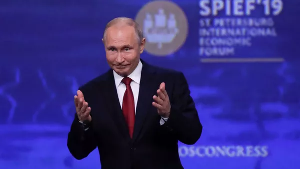 Президент РФ В. Путин на Петербургском международном экономическом форуме - Sputnik Тоҷикистон
