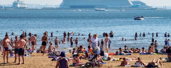 Городской пляж в парке 300-летия Санкт-Петербурга - Sputnik Таджикистан