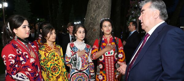 Раисҷумҳур боғи Курӯши Кабирро ифтитоҳ кард Раисҷумҳур боғи Курӯши Кабирро ифтитоҳ кард - Sputnik Тоҷикистон