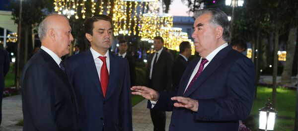 Эмомалӣ Раҳмон, раисиҷумҳури Тоҷикистон ҳангоми ифтитоҳи боғи Куруши Кабир дар маркази Душанбе - Sputnik Тоҷикистон