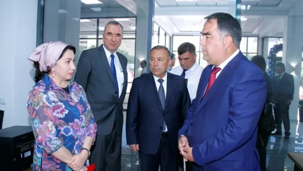 Гулбаҳор Маҳкамова ва Раҷаббой Аҳмадзода, раиси Суғд ҳангоми ифтитоҳи бинои нави кории “Имон” - Sputnik Тоҷикистон