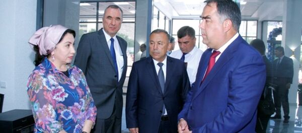 Гулбаҳор Маҳкамова ва Раҷаббой Аҳмадзода, раиси Суғд ҳангоми ифтитоҳи бинои нави кории “Имон” - Sputnik Тоҷикистон