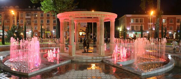 Пайкараи ҳунарманди халқии Иттиҳоди Шуравӣ Малика Собирова дар боғи Куруши Кабири Душанбе - Sputnik Тоҷикистон