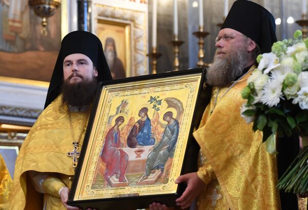 Божественная литургия в в храме Христа Спасителя Божественная литургия в в храме Христа Спасителя - Sputnik Таджикистан
