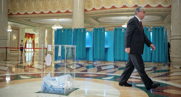 Варақаи овоздиҳии раисиҷумҳури Қазоқистон дар сӯрохии қуттӣ дармонд-акс - Sputnik Тоҷикистон