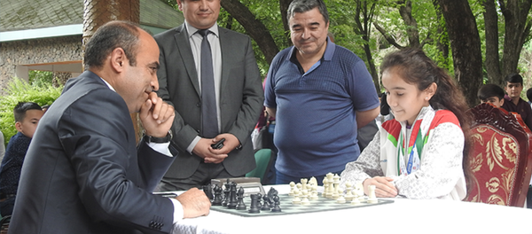 Аҳтам Абдуллозода, раиси Кумитаи ҷавонону варзиш ва Сабрина Абророва, ғолиби Бозиҳои ҷаҳонии наврасон дар риштаи шоҳмот  - Sputnik Тоҷикистон