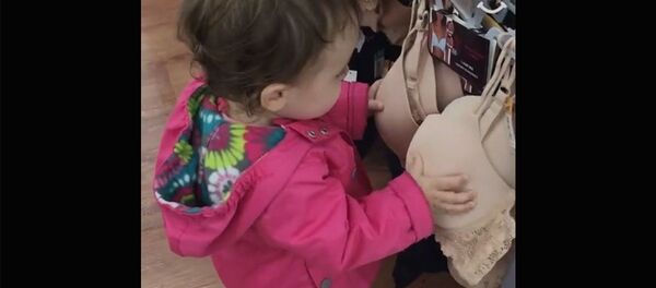 Голодный малыш заблудился в магазине нижнего белья Голодный малыш заблудился в магазине нижнего белья - Sputnik Таджикистан