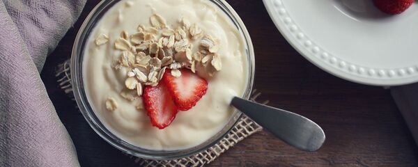 Йогурт с клубникой - Sputnik Таджикистан