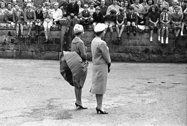 Игривый ветер поднял юбку принцессы Маргарет, пока она вместе с королевой Елизаветой II ждала прибытия президента США Дуайта Эйзенхауэра в замке Балморал в Шотландии - Sputnik Таджикистан