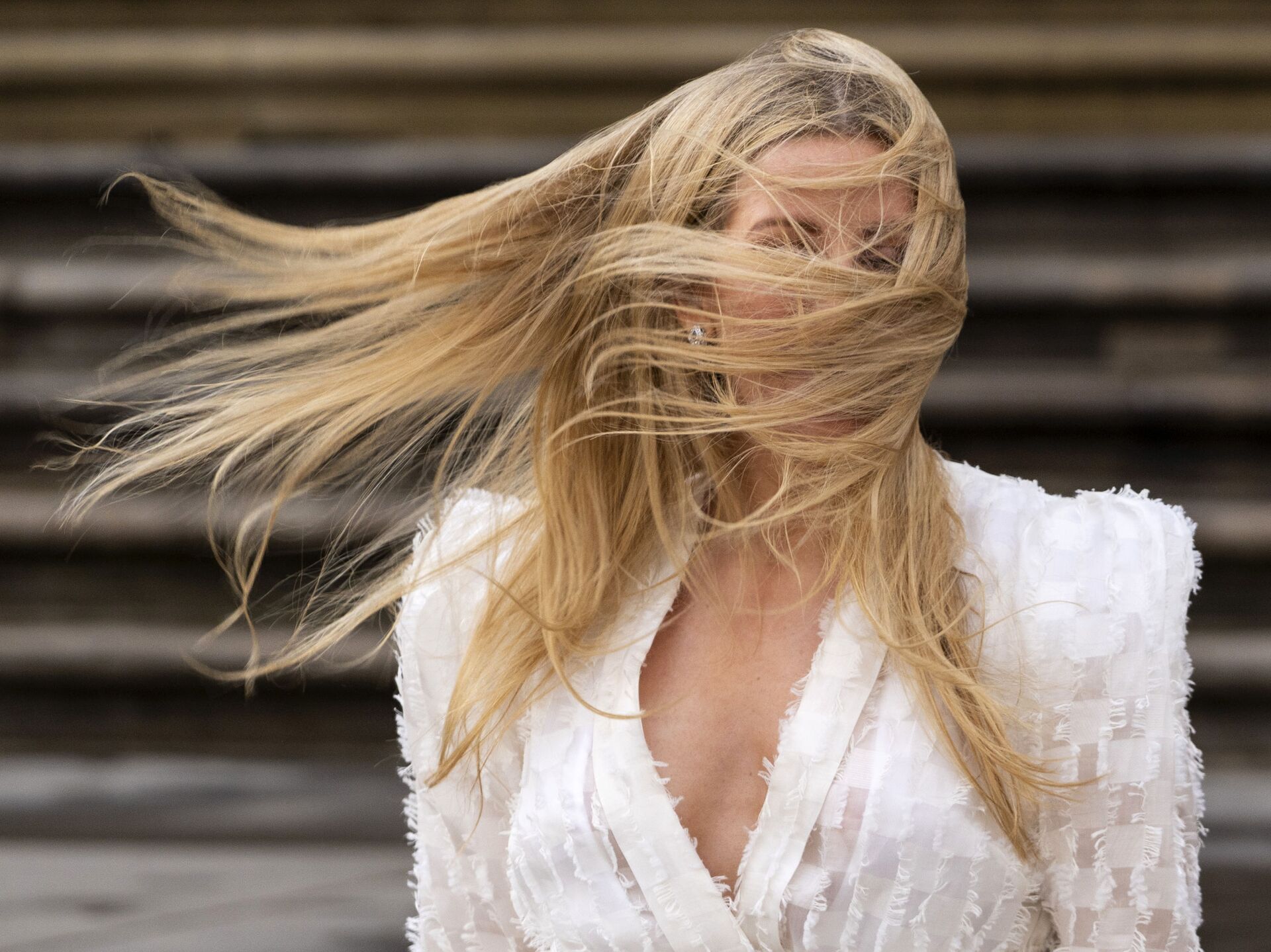 Видео светлый волос. Ellie Goulding 2022. Развивающиеся волосы. Длинные волосы на ветру. Волосы развеваются на ветру.