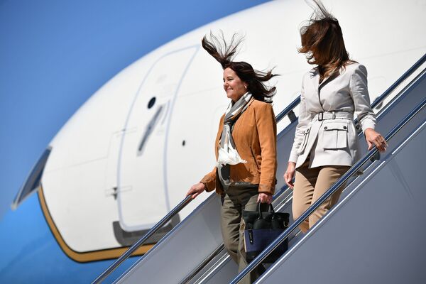 Первая леди США Мелания Трамп и жена вице-президента США Майка Пенса Карен Пенс покидают самолет после прибытия в Форт-Брэгг в Северной Каролине - Sputnik Таджикистан