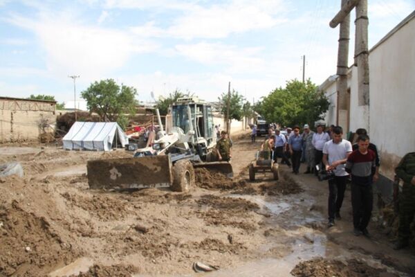 Аҳмадзода аз осебдидагони шаҳри Конибодом хабар гирифт  - Sputnik Тоҷикистон