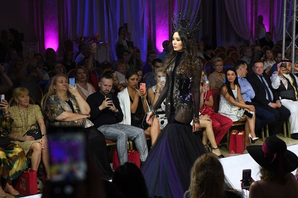 Модель демонстрирует одежду из коллекции дизайнера Kibovskaya в рамках Дней арабской моды в Москве - Sputnik Таджикистан