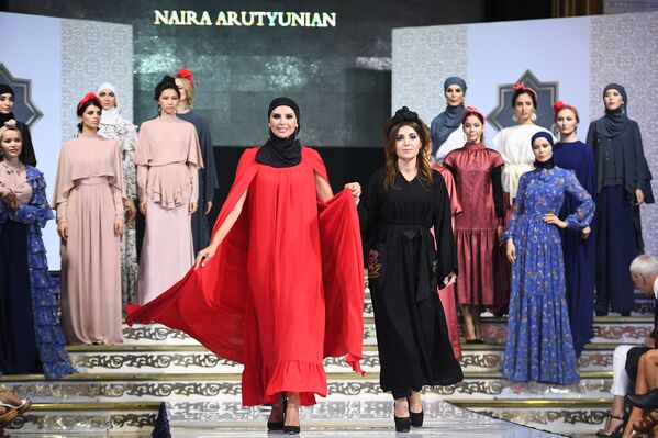 Демонстрация одежды из новой коллекции дизайнера Наиры Арутянян в рамках Дней арабской моды в Москве - Sputnik Таджикистан