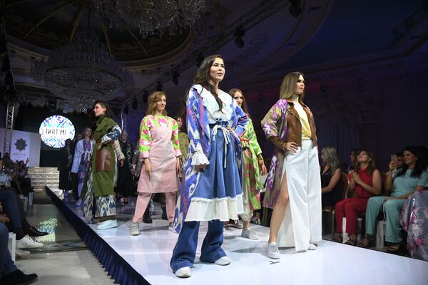 Модели демонстрируют одежду из коллекции дизайнера IKATMe в рамках Дней арабской моды в Москве - Sputnik Таджикистан