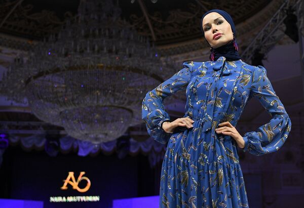 Модель демонстрирует одежду из коллекции дизайнера Наиры Арутянян в рамках Дней арабской моды в Москве - Sputnik Таджикистан