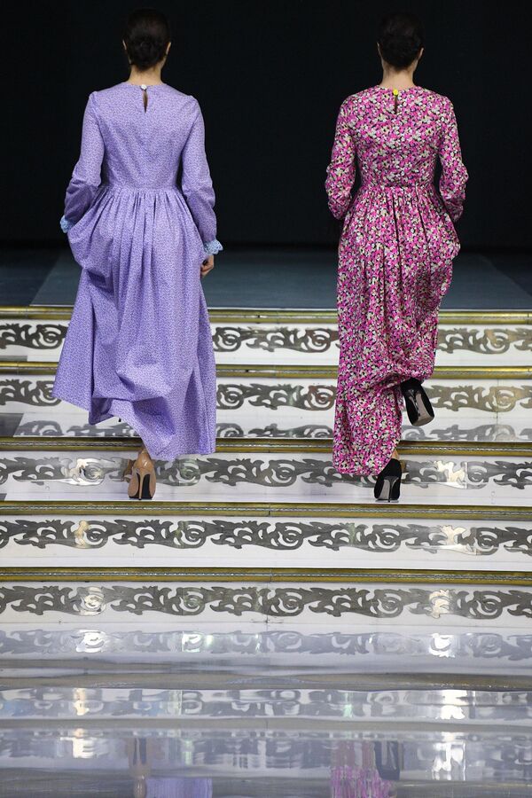  Модели демонстрируют одежду из коллекции дизайнера Kibovskaya в рамках Дней арабской моды (Al Arabia Fashion Days) в Москве - Sputnik Таджикистан