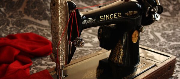 Швейная машина челночного стежка производства компании Зингер Швейная машина челночного стежка производства компании Зингер - Sputnik Таджикистан