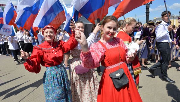 Девушки на праздновании Дня России в Челябинске - Sputnik Таджикистан