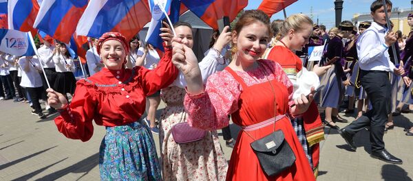 Девушки на праздновании Дня России в Челябинске - Sputnik Таджикистан