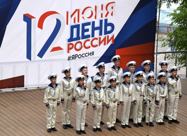 Выступление  воспитанников военно-патриотического клуба на праздновании Дня России на набережной Спортивной гавани Владивостока - Sputnik Таджикистан