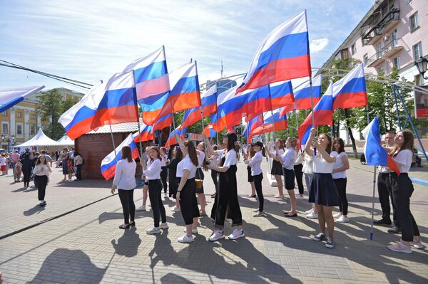 Девушки с флагами на праздновании Дня России в Челябинске - Sputnik Таджикистан