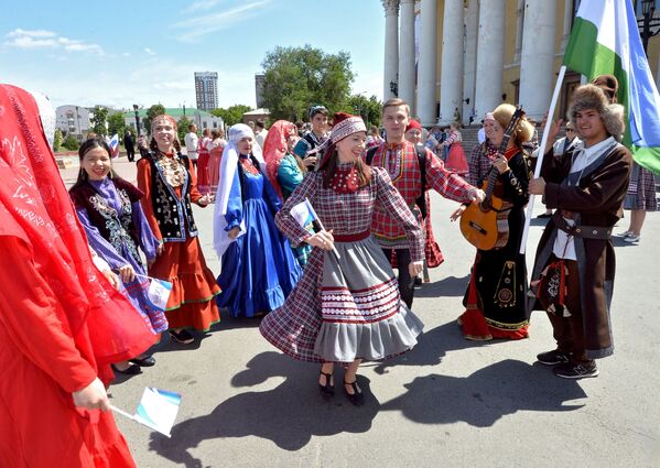 Молодые люди в национальных костюмах на праздновании Дня России в Челябинске - Sputnik Таджикистан