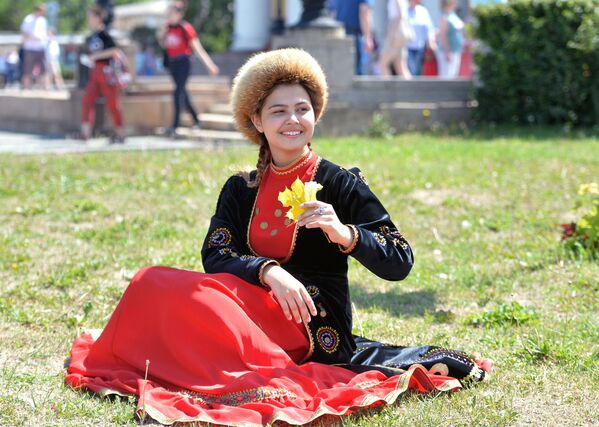 Девушка в национальном костюме на праздновании Дня России в Челябинске - Sputnik Таджикистан