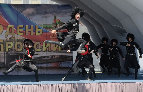 Праздничный концерт, посвященный Дню России, на площади перед мечетью Сердце Чечни в Грозном - Sputnik Таджикистан
