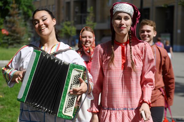 Молодые люди в национальных костюмах на Параде дружбы народов в парке им. М. Горького в Казани Молодые люди в национальных костюмах на Параде дружбы народов в парке им. М. Горького в Казани - Sputnik Таджикистан