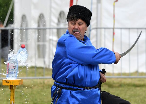 Участник фестиваля национальных видов спорта народов России и стран Евразии Русский мир - Sputnik Таджикистан