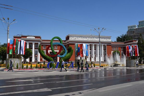 Украшение города Душанбе перед саммитом лидеров стран Совещания по взаимодействию и мерам доверия в Азии - Sputnik Таджикистан