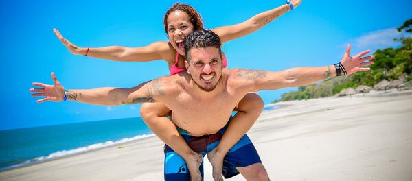 Молодая пара на берегу пляжа Молодая пара на берегу пляжа - Sputnik Таджикистан