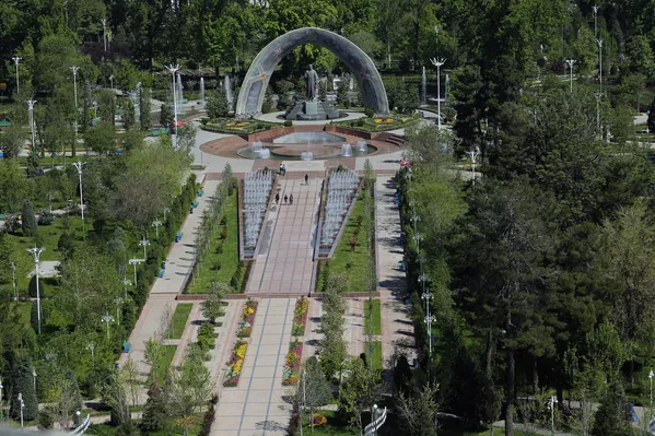 Боғи ба номи Устод Рӯдакӣ дар маркази шаҳри Душанбе, ки дар дохили он пайкараи Абуабдуллоҳ Рӯдакӣ гузошта шудааст Боғи ба номи Устод Рӯдакӣ дар маркази шаҳри Душанбе, ки дар дохили он пайкараи Абуабдуллоҳ Рӯдакӣ гузошта шудааст - Sputnik Тоҷикистон