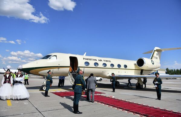 Пакистанский премьер-министр Имран Хан прибыл на Gulfstream 450. В аэропорту его встретил вице-премьер КР Замирбек Аскаров - Sputnik Таджикистан