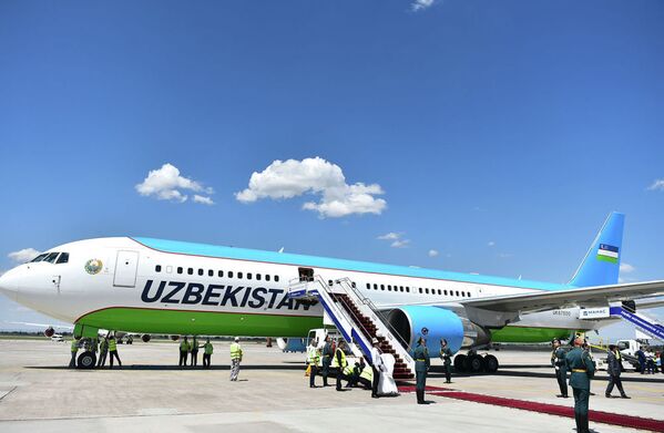 Президент Узбекистана Шавкат Мирзиёев прибыл на Boeing 767-300, обслуживаемый компанией Uzbekistan Airways. В аэропорту его встретил премьер-министр Мухаммедкалый Абылгазиев - Sputnik Таджикистан