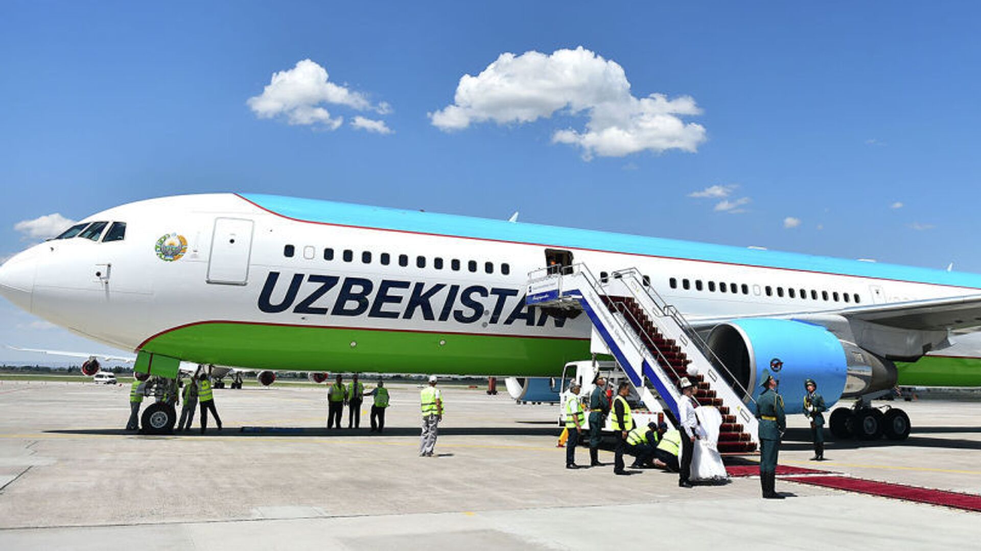 Президент Узбекистана Шавкат Мирзиёев прибыл на Boeing 767-300, обслуживаемый компанией Uzbekistan Airways. В аэропорту его встретил премьер-министр Мухаммедкалый Абылгазиев - Sputnik Тоҷикистон, 1920, 10.12.2021