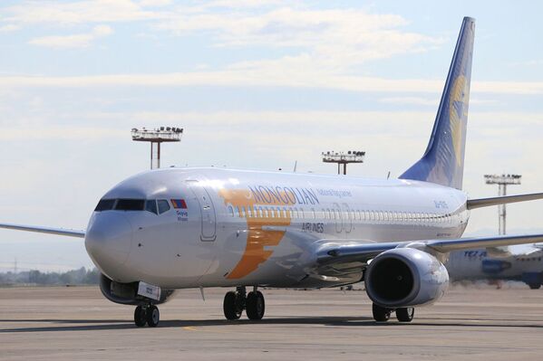 Глава Монголии прилетел на Boeing 737-800, который обслуживает компания Mongolian Airlines - Sputnik Таджикистан