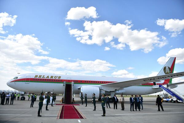 Президент Беларуси Александр Лукашенко прилетел на Boeing 767-300 - Sputnik Таджикистан