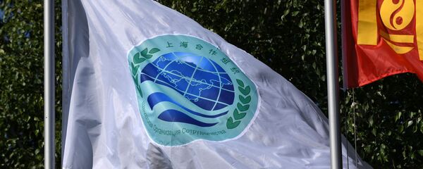 Флаг с эмблемой саммита ШОС - Sputnik Тоҷикистон