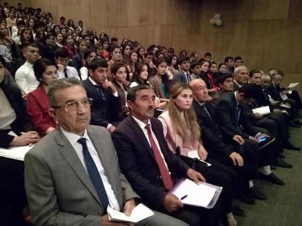 Замин бе навбат, қарзҳо бо имтиёз: дар ВМКБ ба омӯзгорони ҷавон ҷои кор доданд - Sputnik Тоҷикистон