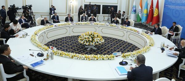 Эмомали Рахмон на заседании Совета глав государств – членов ШОС в Бишкеке - Sputnik Таджикистан