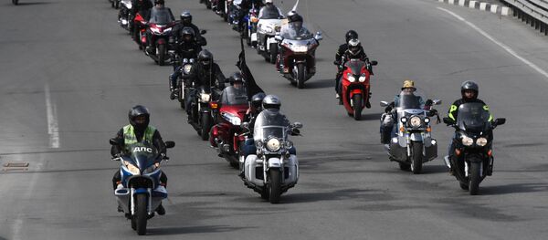 Участники мотопробега во время открытия мотосезона - Sputnik Тоҷикистон